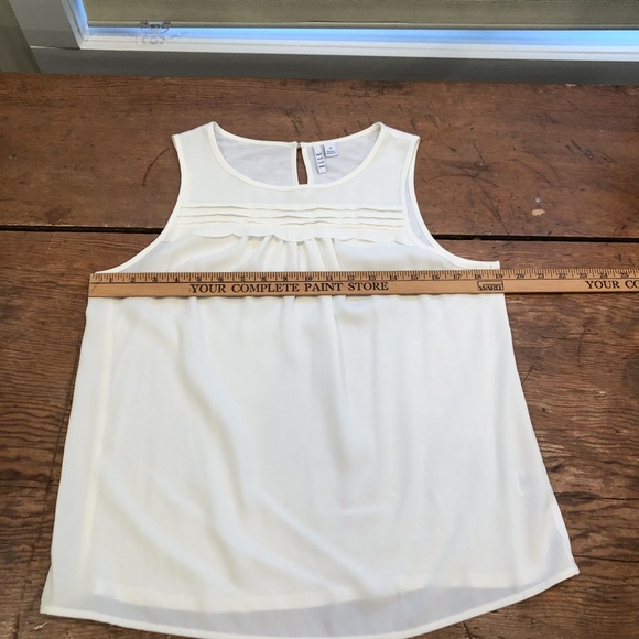 Elle - Off White sleeveless top with pleats - Picture 5 of 11
